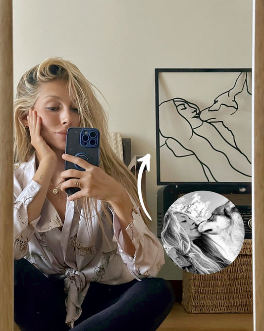 Clienta con cuadro de silueta personalizada en la pared, hecho a partir de su foto real.