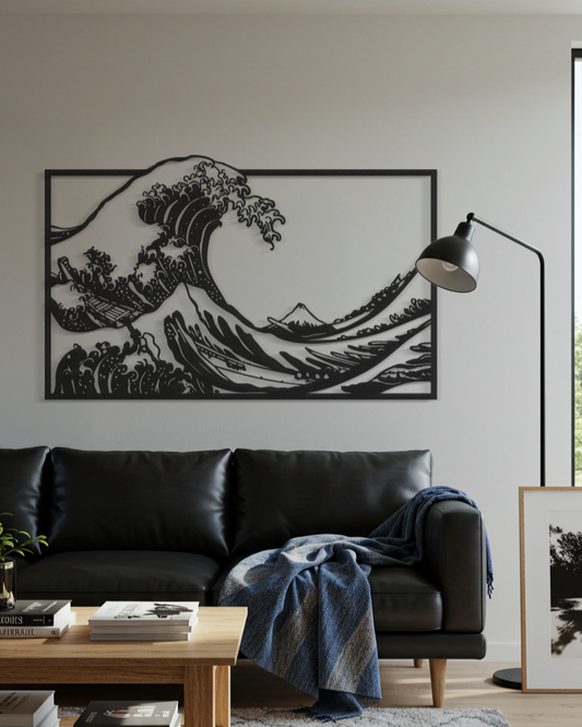 Decoración de salón con cuadro en madera de La Gran Ola de Hokusai sobre sofá negro y pared blanca
