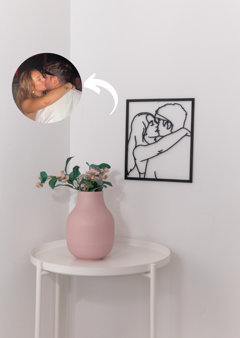 Cuadro de madera pequeño decorando la habitación, con la foto de una pareja en silueta