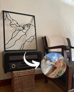 Cuadro de madera en un espacio casual de una foto de un perro y su dueña. Silueta de los dos.