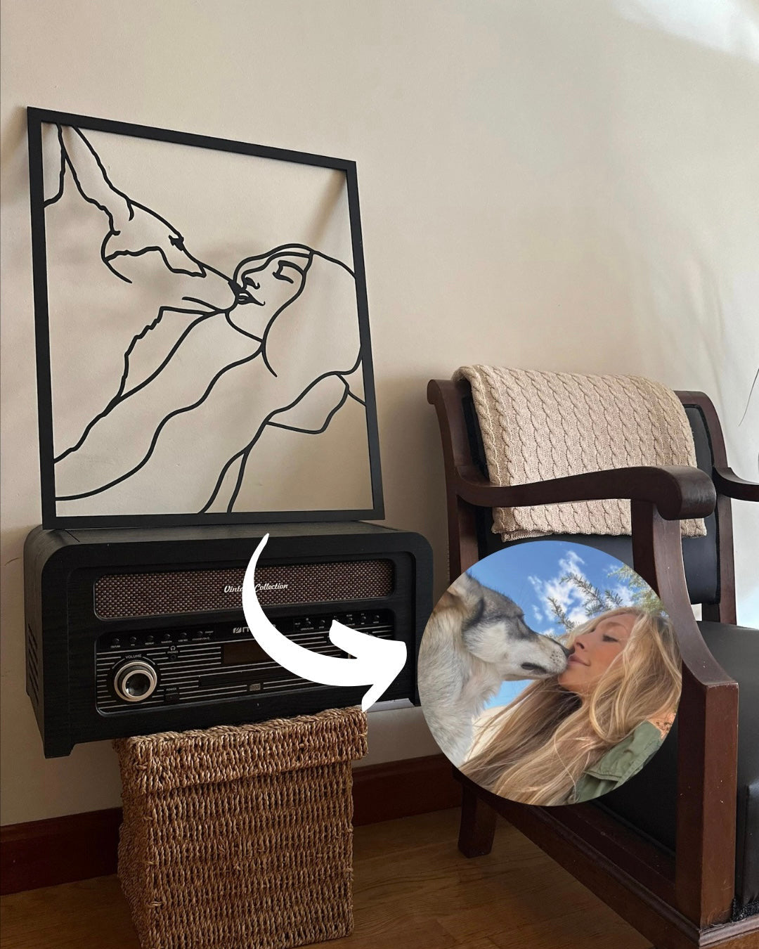 Cuadro de madera en un espacio casual de una foto de un perro y su dueña. Silueta de los dos.