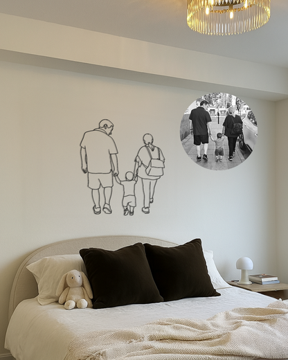 Abuelos caminando de la mano con su nieto de espaldas. Cuadro en madera personalizado a partir de foto real. Representa la unión familiar entre generaciones.