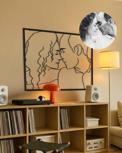 Pareja adulta tocándose la frente representada en un cuadro de madera hecho a partir de una foto real. Decoración cálida y emocional en salón.