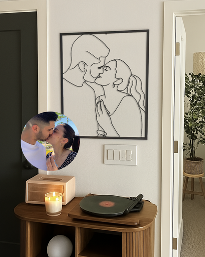 Pareja joven dándose un beso, ella sostiene una llave. Cuadro en madera basado en foto real. Imagen emocional que representa el inicio de una vida juntos.