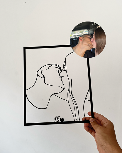 Cuadro de silueta en madera de una pareja dandose un beso con su numeor de aniversario en el marco