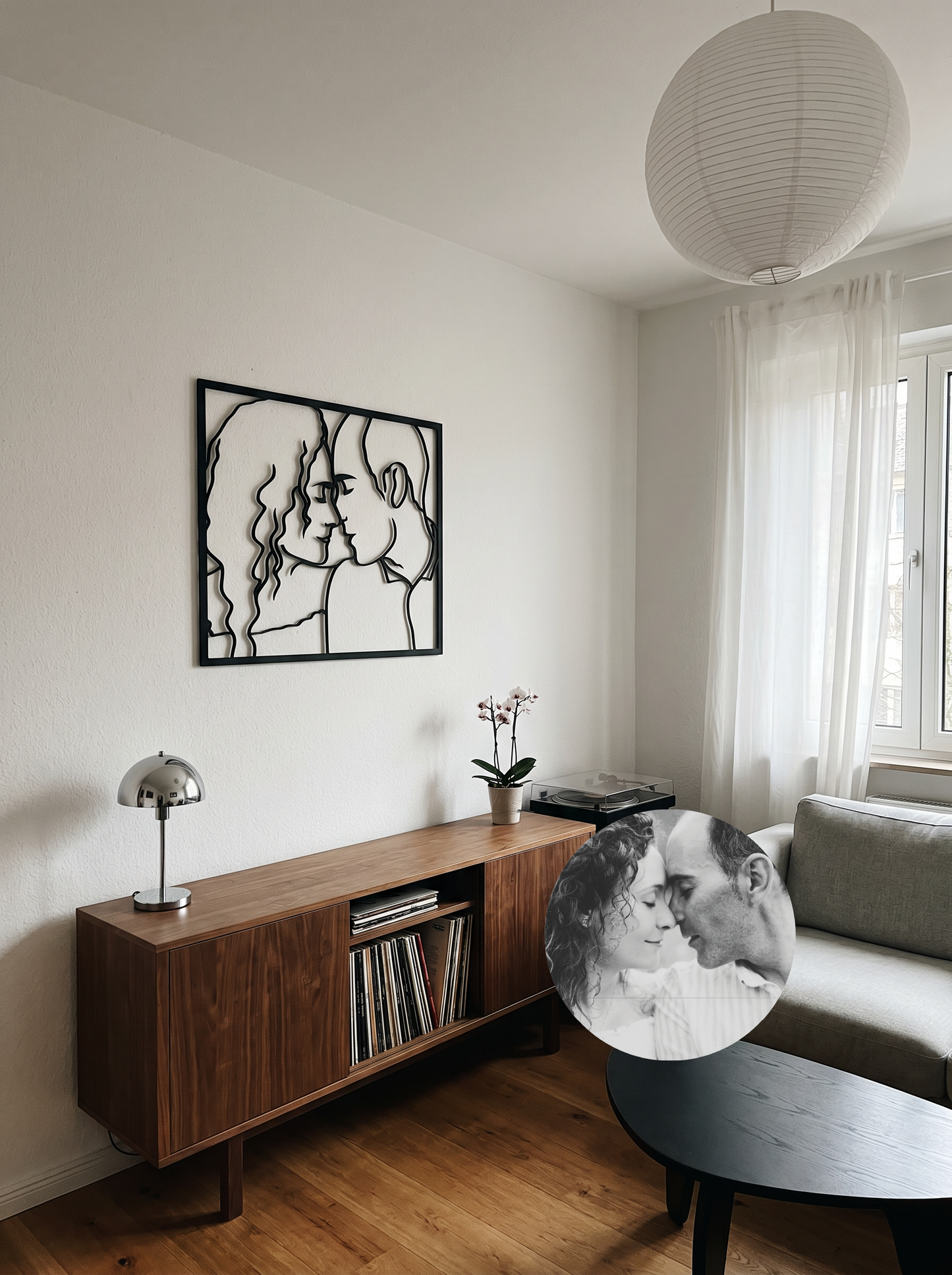 Cuadro de madera XL colgado en un salon de una casa Minimalista