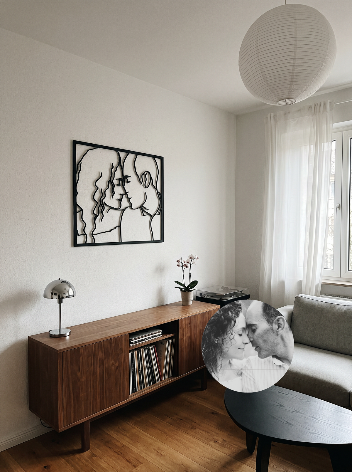 Cuadro de madera XL colgado en un salon de una casa Minimalista