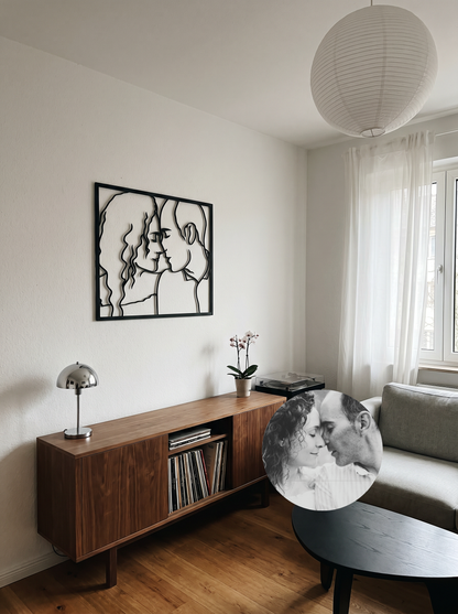Cuadro de madera XL colgado en un salon de una casa Minimalista