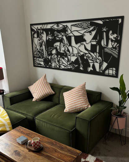 Decoración de salón con cuadro de silueta Guernica sobre sillones verdes