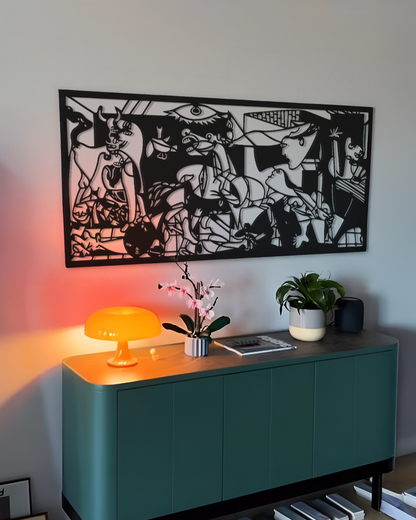 Ambiente cálido con cuadro Guernica en silueta y luz ambiental