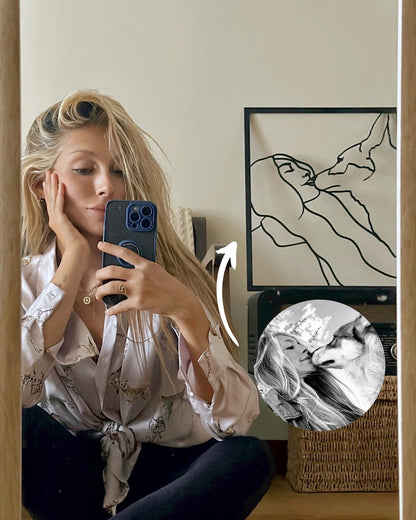 Clienta con cuadro de silueta personalizada en la pared, hecho a partir de su foto real.