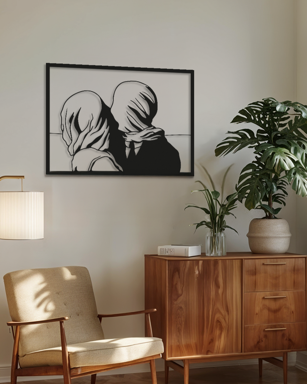 cuadro silueta los amantes magritte colgado en salón moderno