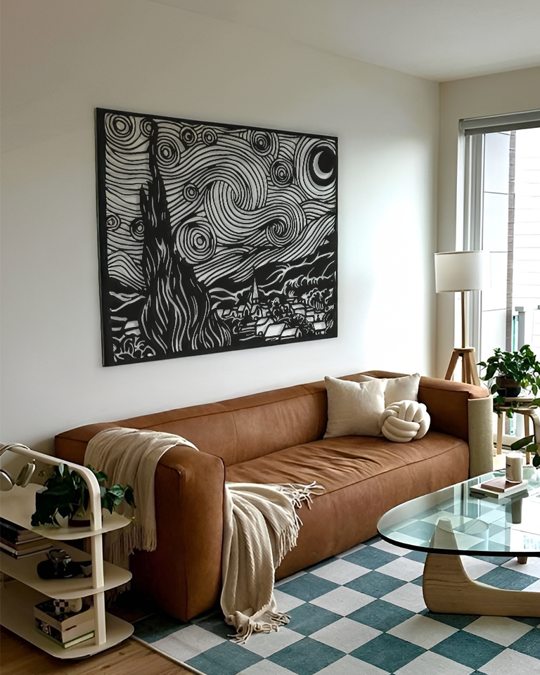 cuadro grande de madera Noche Estrellada colgado en salón moderno con plantas