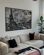 cuadro de salón Noche Estrellada de Van Gogh en silueta, estilo minimalista sobre sofá blanco