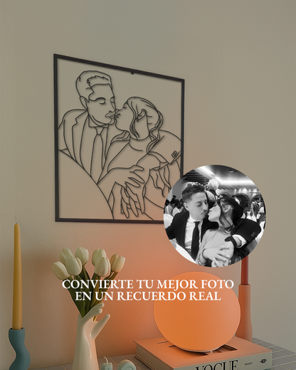 Cuadro decorativo de silueta en madera de una pareja besándose, convertido a partir de una foto real. Texto: “Convierte tu mejor foto en un recuerdo real