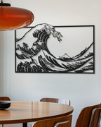 Cuadro de madera La Gran Ola de Hokusai en salón comedor moderno con mesa y sillas de madera