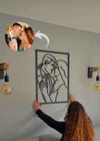 Persona colocando su cuadro de madera personalizado basado en una foto en la pared